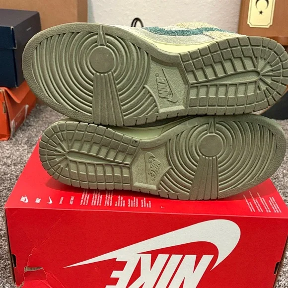 Nike Textured Green and Cream Sneakers - Picture 6 of 8